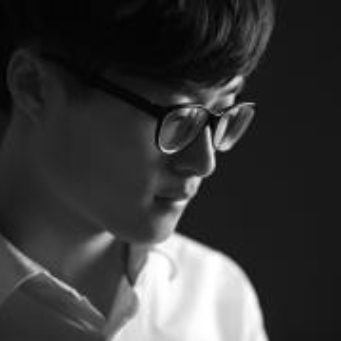 一只手拍攝，一只手演奏（文武貝原創）